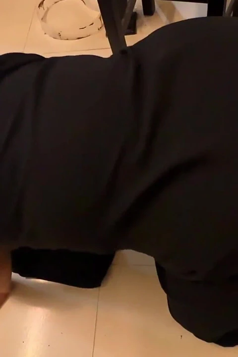 Mısırlı ateşli üvey anne temizlerken dolaba sıkışıyor ve anal sikişmek için büyük götünü açıyor