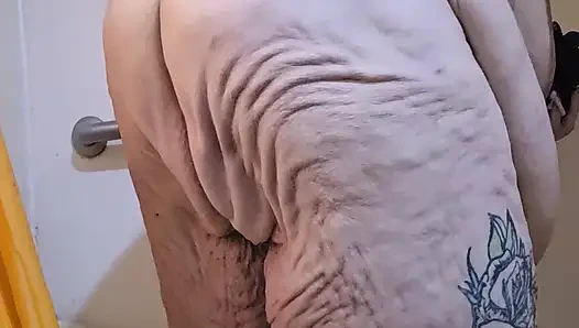 Sous la douche, il dévore cette fleur