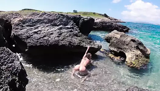 Çıplak seyahat - minyon çıplaklar kız açık havada seksi bir gösteri düzenledi