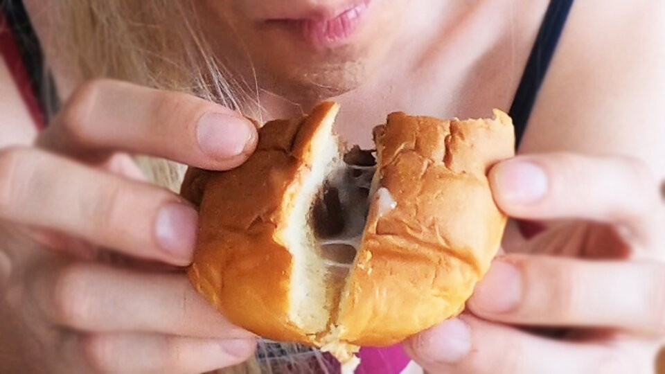 Çikolatalı çörek... meni ile dolu! yemek fetiş üzerinde boşalmak