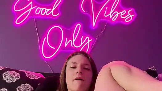 Ayak parmaklarını emiyor ve oyuncakla oynuyor