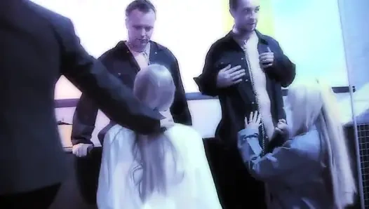 Mum ışığında grup seks partisi