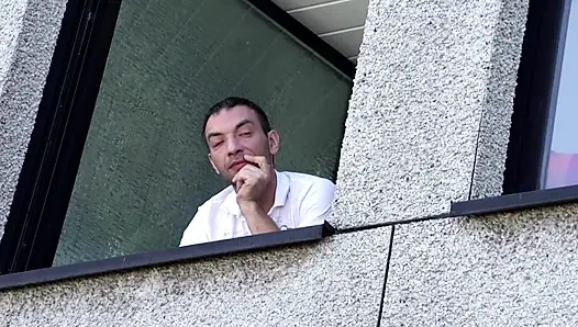 İşeme fetişi olan esmer orta yaşlı seksi kadın bahçenin ortasında komşusunu sikiyor