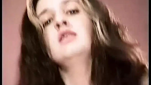 Genç sikici amını sert siktirmeden önce yarak emiyor