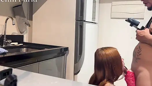 Komşum beni mutfakta yakalıyor, beni yalıyor ve emziriyor