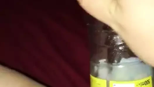 Kendimi bir şişe ile beceriyorum