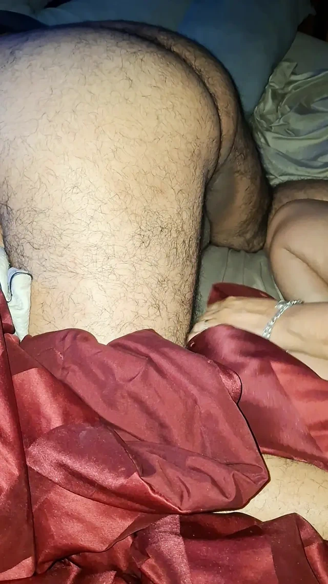 Üvey babasının götünü emiyor ve yalıyor