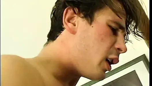 Azgın adamlar kanepede seksi azgın esmere çifte penetrasyon yapıyor