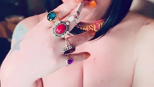 Sürtük Tina Snua göğüsleri dışarıda sigara içiyor - sigara içen fışkırtıyor omi ome snap inhales
