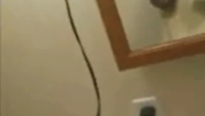 Şirin abanoz banyoda çıplak.