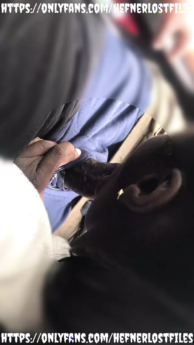 Arabayı park etmeden önce sikimi emmeye başladı.