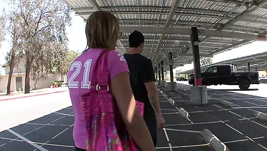 Genç kızın muhteşem sulu deve toynağı büyük penisin içine girmesini bekliyor