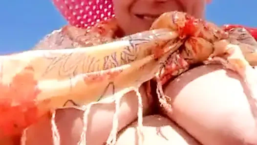 Amcık plajda amını parmaklıyor, tokatlıyor ve birden fazla fışkırtıyor