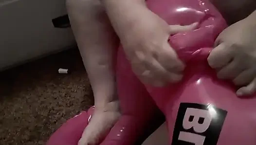 Havuz şişmesi ile iri güzel kadın