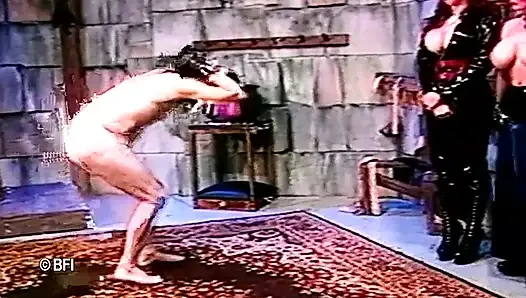 İki edepsiz hatun kölelerini cezalandırıyor