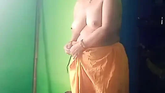 Çıplak soyunuyorum.