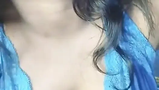 Ateşli Hintli kız dildo emiyor