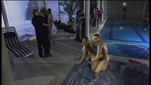 Azgın bebek karşı koyamaz ve kamu içinde bazı lanet istiyor