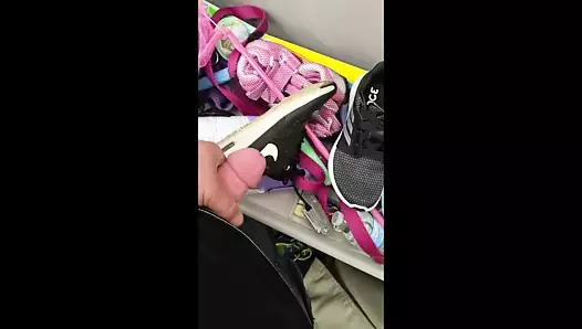 Nike thea boşalıyor