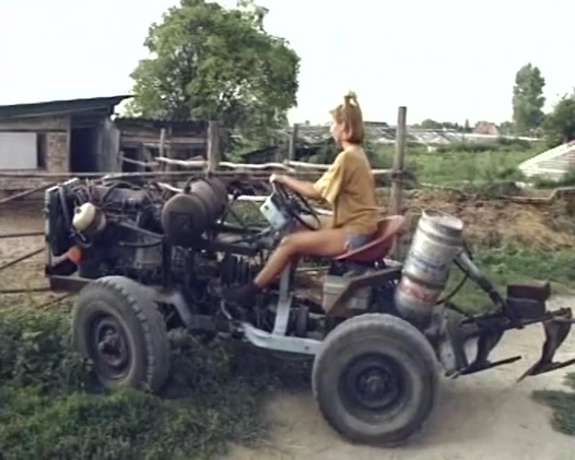 Muhteşem Alman genç kız çiftlikte sikiliyor