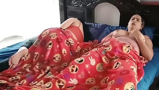 Azgın üvey anne üvey kızıyla mastürbasyon yapmayı ve birbirlerinin amlarını yalamayı seviyor - porno