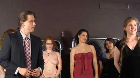 Striptiz bira pong heyecanlı bir oyun kazananlar 1. turdan çıplak kaybedenler