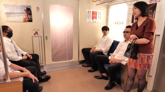 Etli göğüslü tombul bir kız, sıkı bir kıyafet fetişi giyiyor. Atlanması için trene biniyor. 3