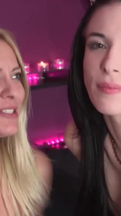 Мощный момент из "Какой удивительный лесбийский экшн в тройничке с тремя сногсшибательными красотками и большим белым страпоном"