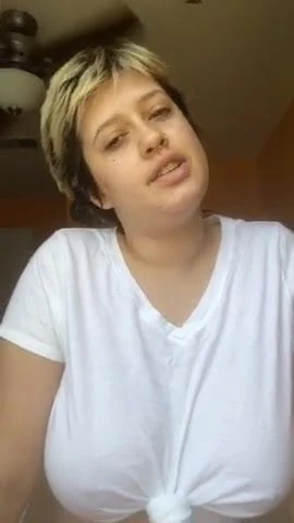 Busty milf çalışıyor üzerinde giysi