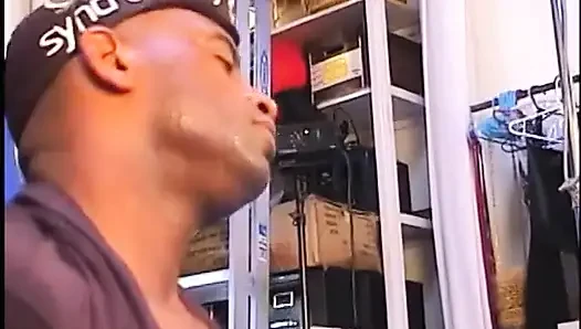 Şekilli vücutlu amcıklı siyah güzellik ilk fotoğraf çekiminde sikiliyor