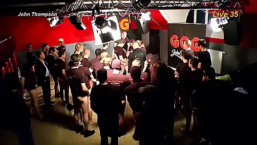 Kızıl Saçlı Sürtük 20 Adamdan Büyük Bir Bukkake Yüze Boşalma Alıyor