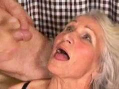 Busty anneanne alır genç horoz