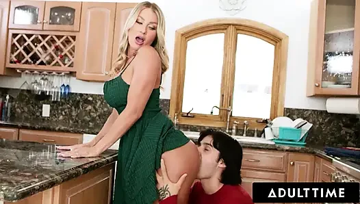 ADULT TIME - orta yaşlı seksi kadın andi avalon masum üvey oğluna döllenmeyi açıklıyor ve sonra onu biriyle doldurmasına izin veriyor