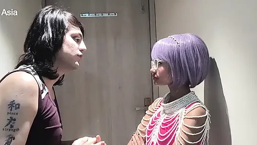 Kız Arkadaş Erkek Arkadaşını Arkadaşıyla Yakalıyor. Sonra Üçlü Seks Yapmayı Kabul Ediyor