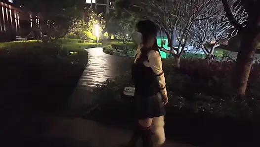 Okul üniformalı Hs19-a kız sokaklarda dolaştı