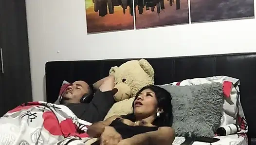 Büyük egzotik bir kız büyük amcığını ovuyor.