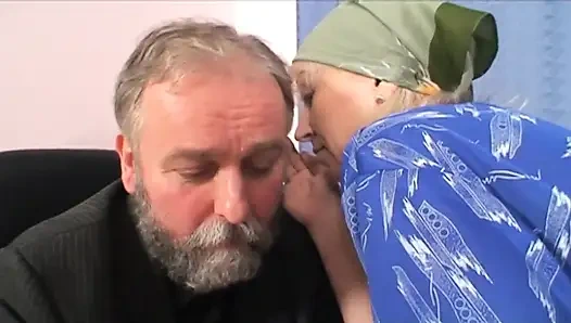 Patron genç sekreteri sikiyor ve yaşlı temizlikçi kadın yardım ediyor