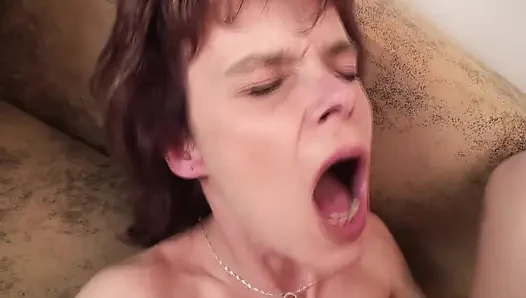 Orta yaşlı seksi kadın vibratörle oynuyor ve yakalanıyor