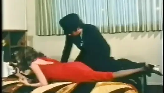 Jacqueline Larians yatak odasında bir limuzin sürücüsünün sert yarağını sikiyor ve emiyor