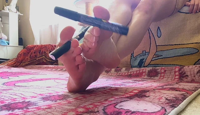 Симпатичная тинка подбирает вещи своими ступнями и пальцами ног