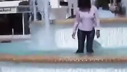 Marjorie halka açık bir çeşmede ıslanıyor - açık havada