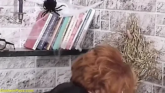 Kızıl saçlı tombul olgun cadı sikiliyor