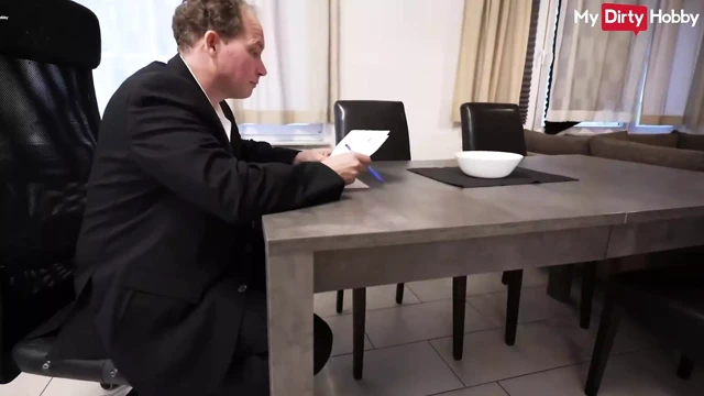 Alman patron orta yaşlı seksi kadın çalışanlarla anal üçlü seks yapıyor - mydirtyhobby