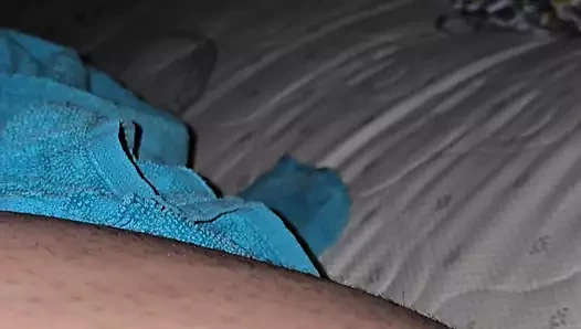 Üvey anne üvey oğlunun yarağını çıkardı ve onu sert emdi