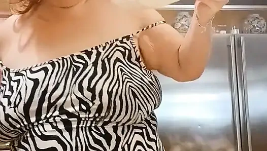 Akşam yemeği için domuz pirsingi pişiriyorum ve pişirirken teşhir ediyorum