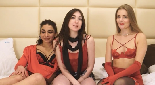 Üç kız striptiz rock kağıt makasla yarışıyor