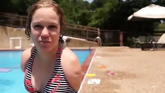 Kolsuz ve kısa bacaklı güzel bayan