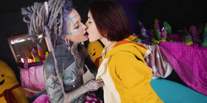 Бой подушкой и лесбийское развлечение с Anuskatzz