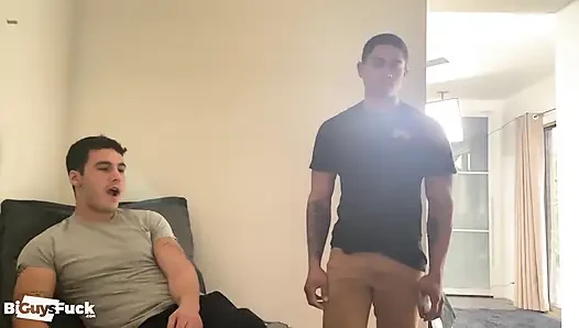 Gergin üniversiteli leon baharatlı bi seks yapıyor. Yeni tutku!