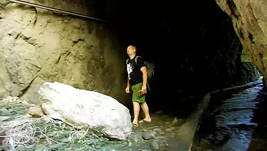 Büyük göt esmer bazı anal eğlence için asılı bir uzun yürüyüşe çıkan kimse yaklaşır